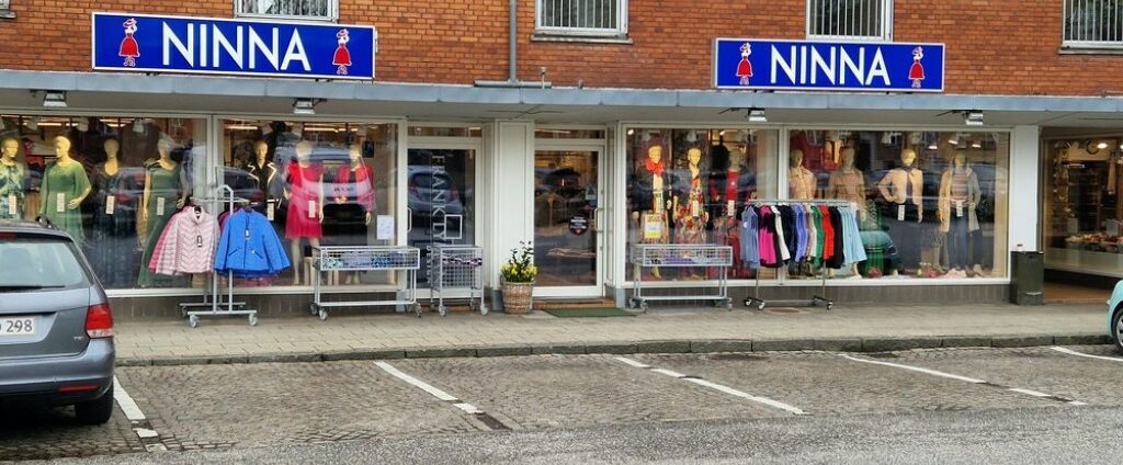 Mange fine parkeringsmuligheder ude foran butik NINNA i Ringsted, Velkommen til